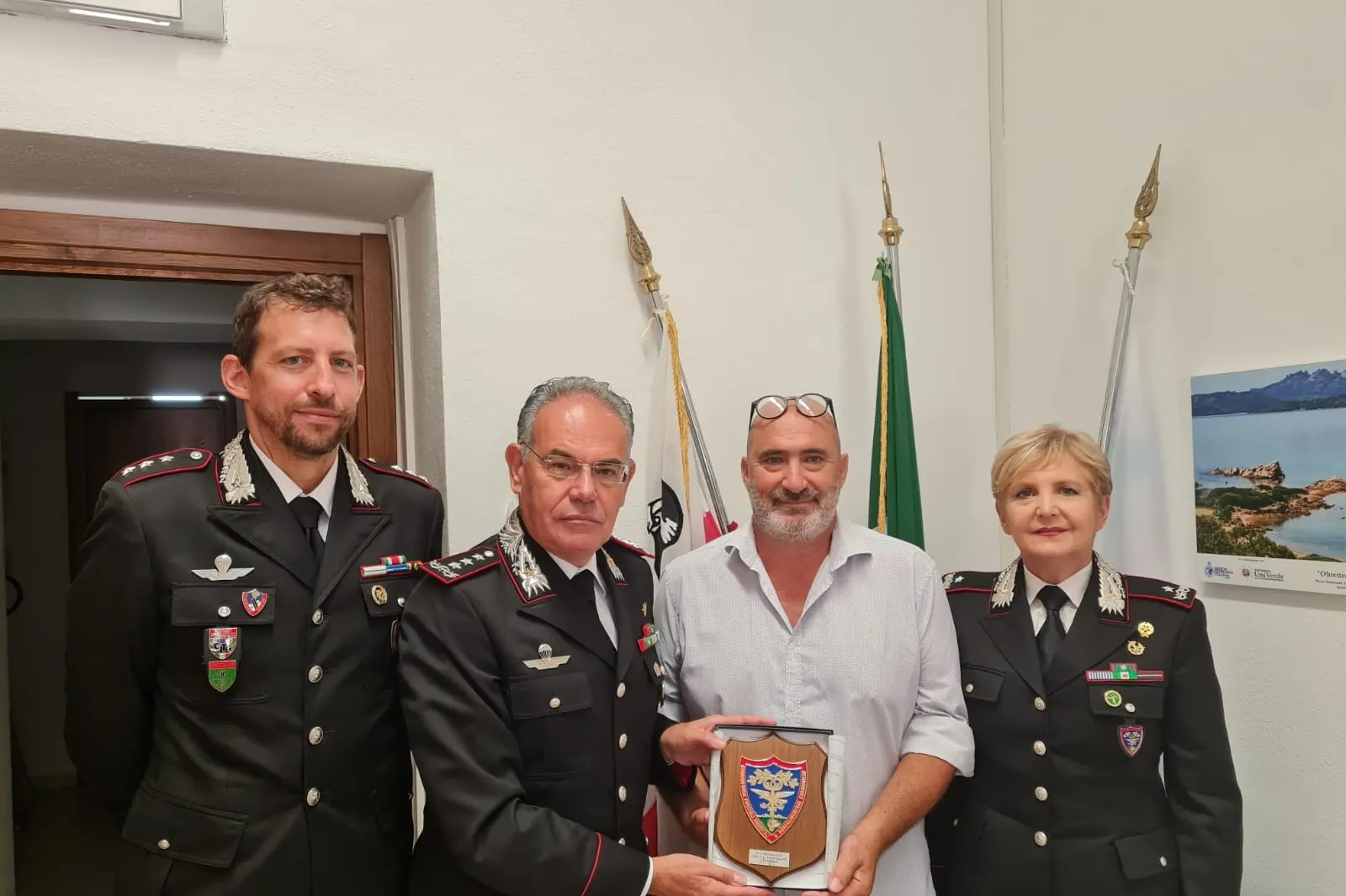 Gli ufficiali dei carabineri col direttore del Parco Nazionale (foto carabinieri forestali)