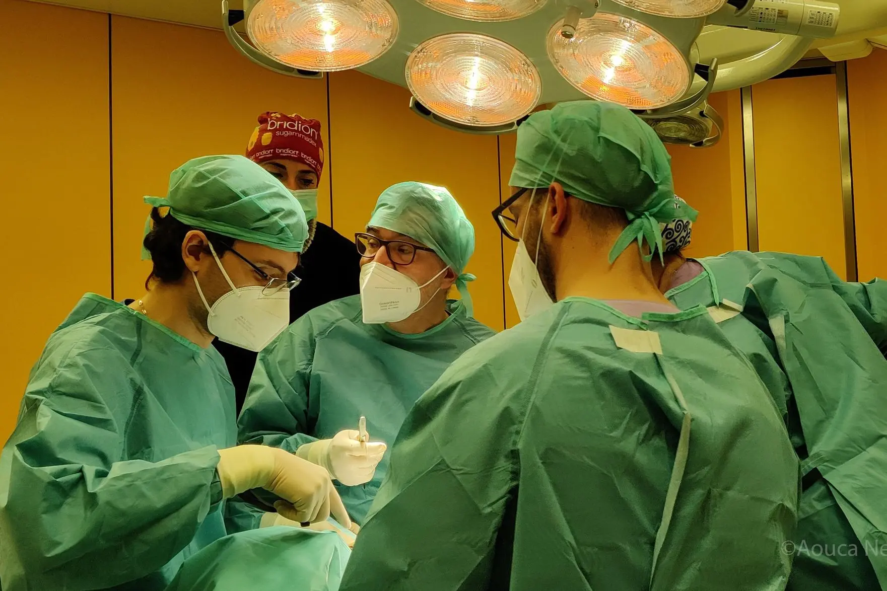 Al centro il professor Pietro Giorgio Calò in sala operatoria al Policlinico Duilio Casula (foto Aou Cagliari)