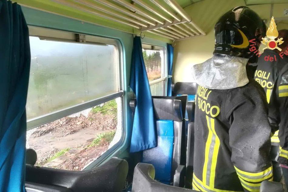 Tromba d'aria investe un treno nel Crotonese, feriti