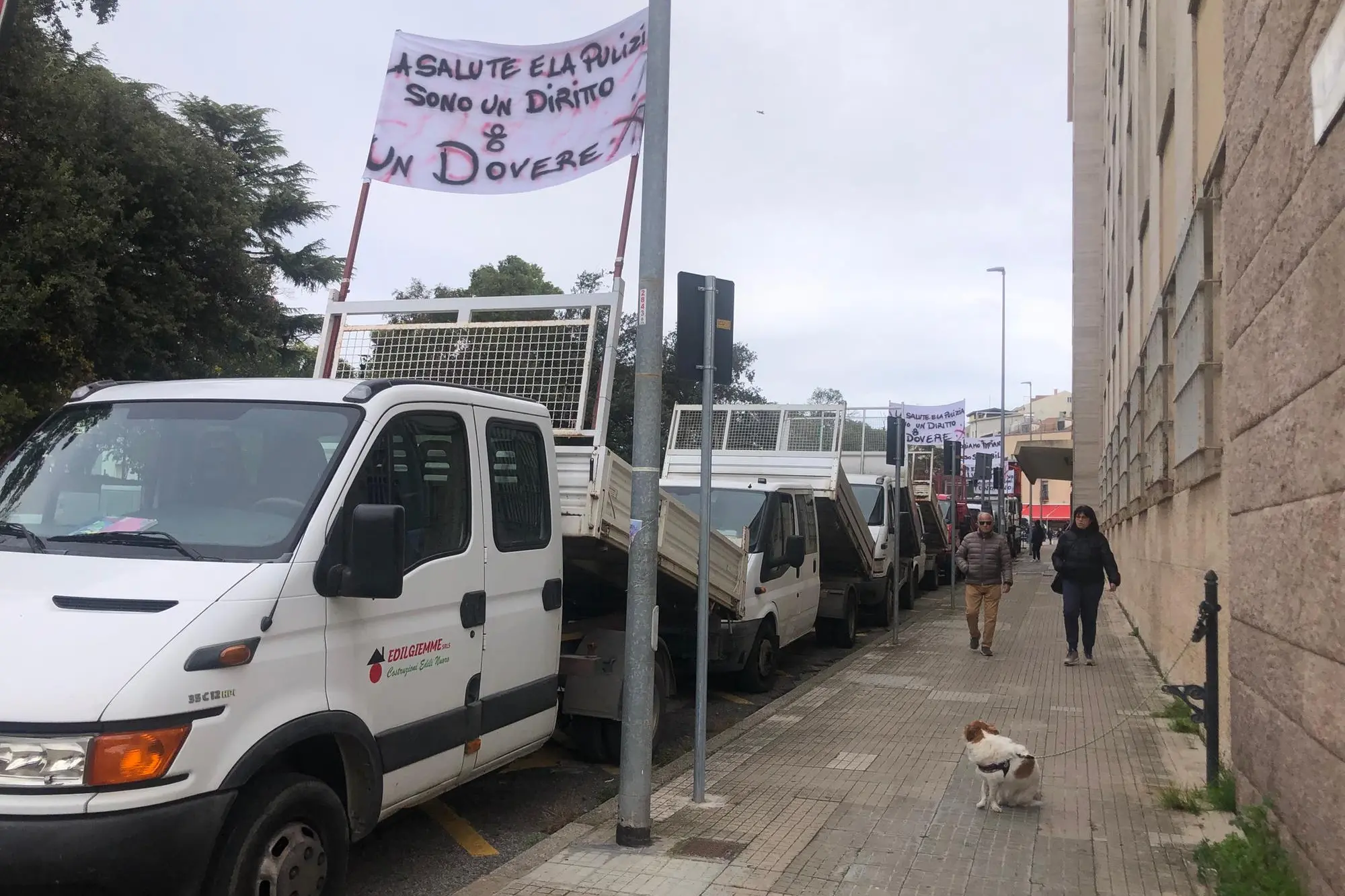 Il corteo lungo le strade cittadine di Nuoro (foto Pittalis)