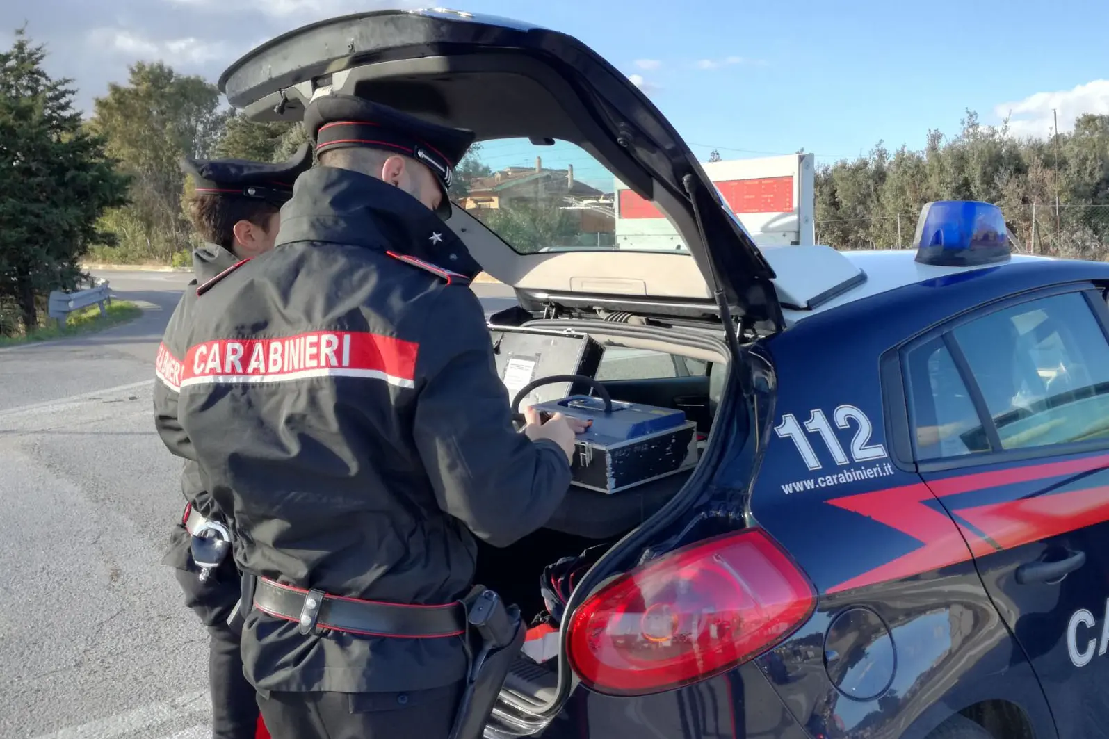 I carabinieri della compagnia di Isili impegnati nei controlli con l'etilometro (Foto simbolo)