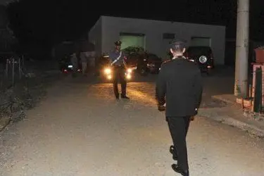 I carabinieri davanti alla casa in cui è avvenuto il delitto - foto Gianluigi Deidda