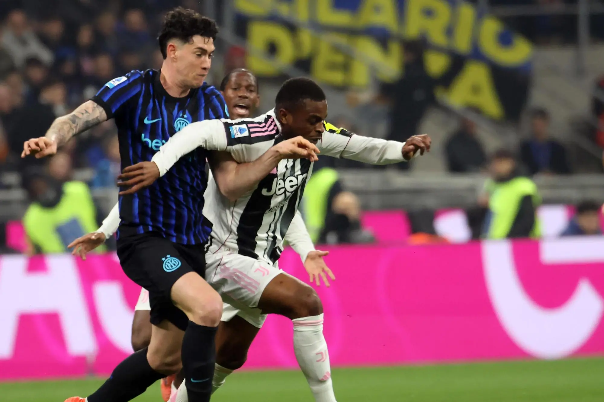 Bastoni e Kalulu durante un'azione di Inter-Juventus (foto ANSA)