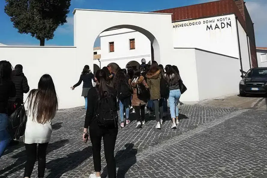 Gli studenti in visita al museo (foto L'Unione Sarda - Sirigu)