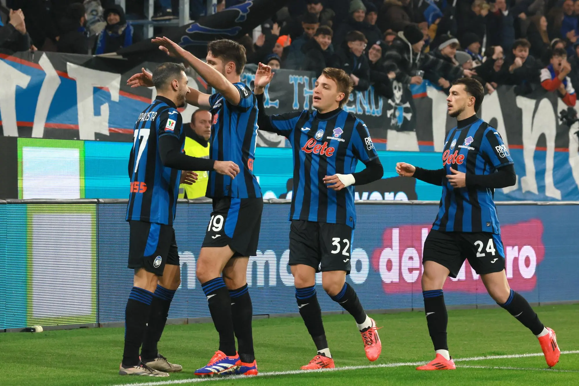 Festa dopo il gol di Zappacosta (Ansa)