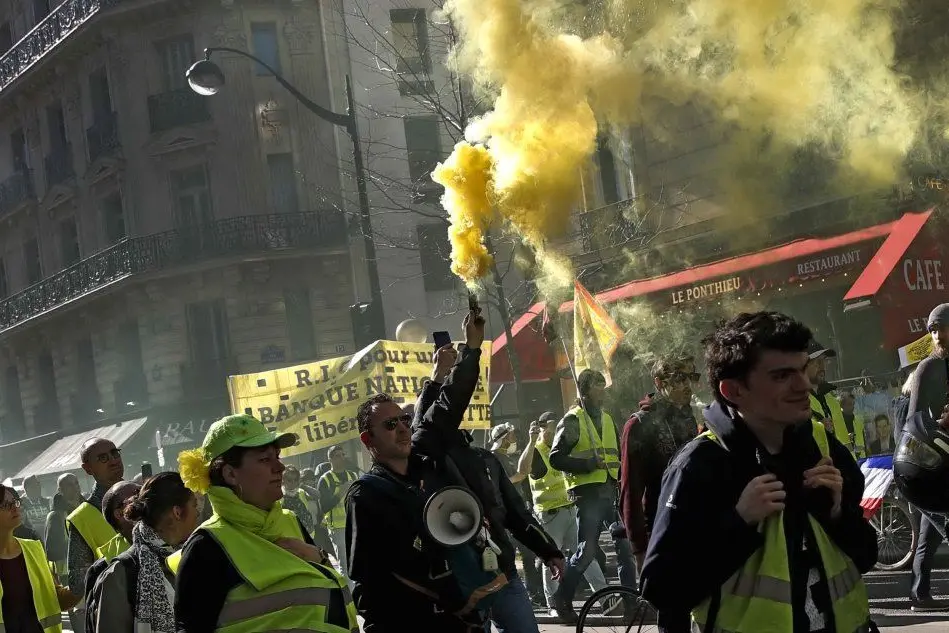 La protesta pacifica dei gilet gialli a Parigi (Ansa)