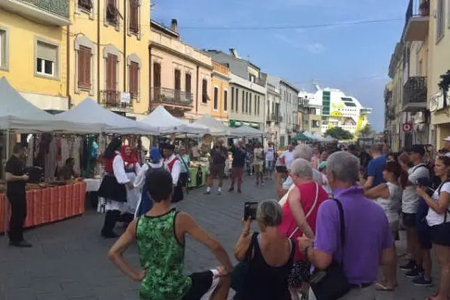 Turisti a Porto Torres (foto @ComunePortoTorres)