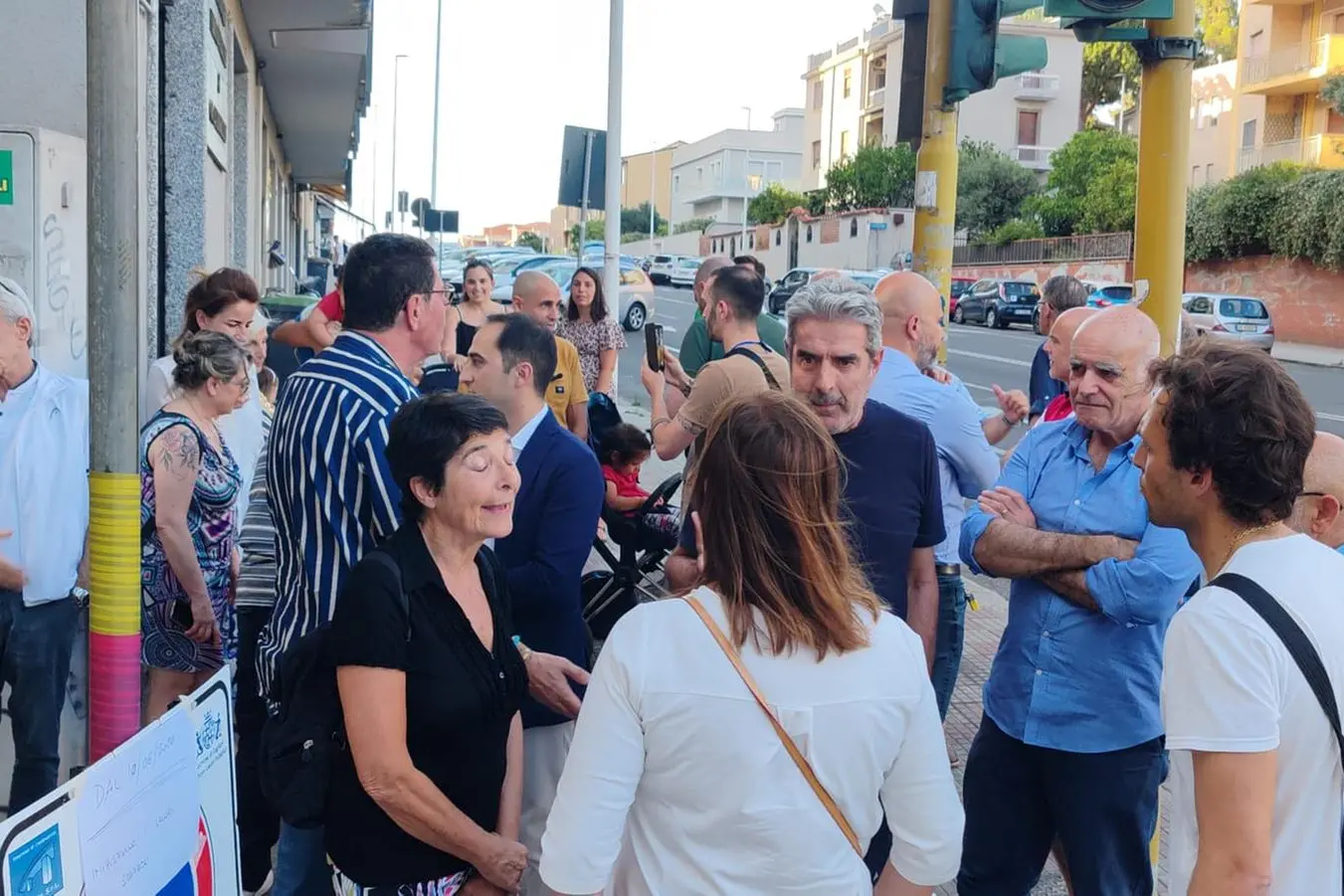 La protesta contro la ciclabile in via Pergolesi (foto concessa)