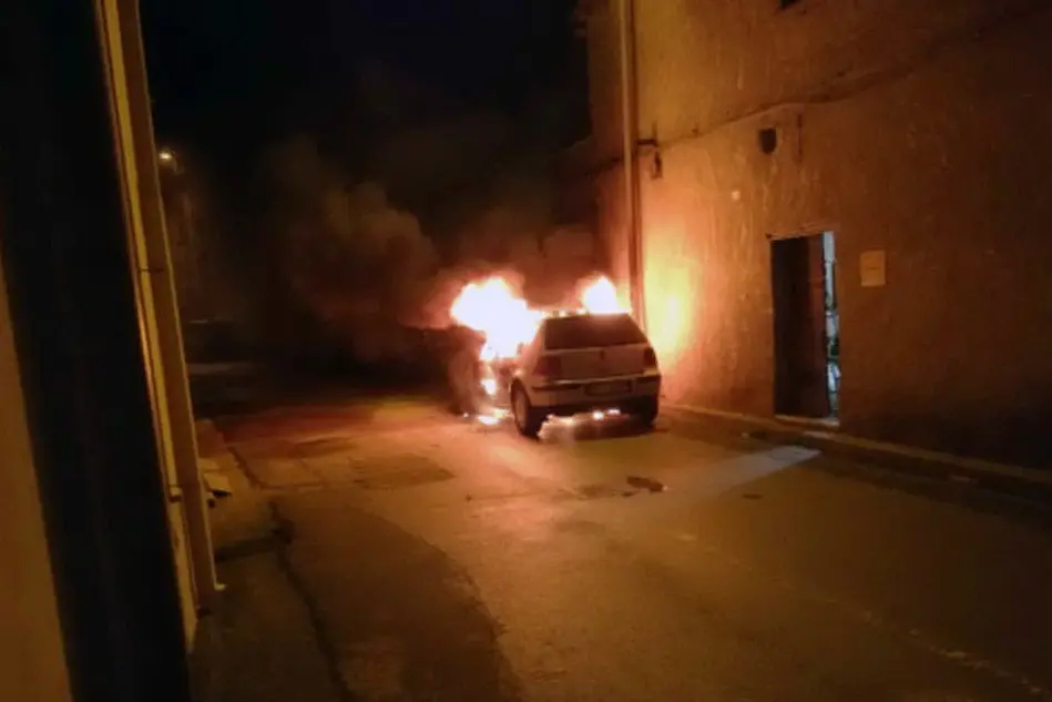 L'auto bruciata in via Cuba