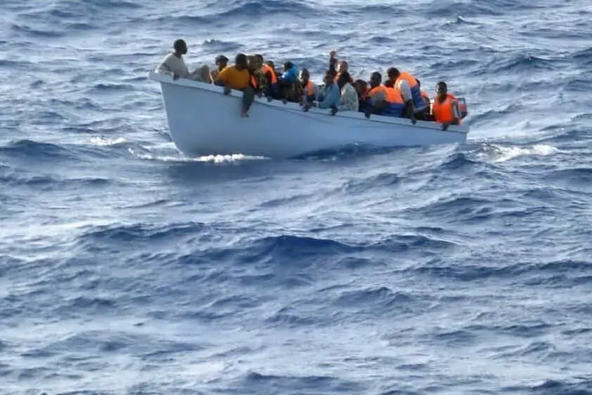 Una barca di migranti (Archivio L'Unione Sarda)