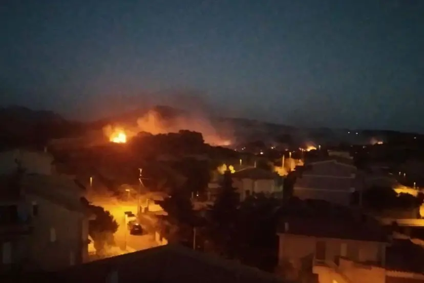 Die Flammen in Burcei (Foto mit freundlicher Genehmigung eines Burcei-Lesers)