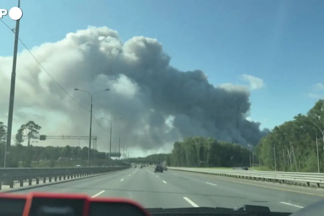 Colonne di fumo vicino a Mosca dopo un attacco di droni ucraini a un hub logistico