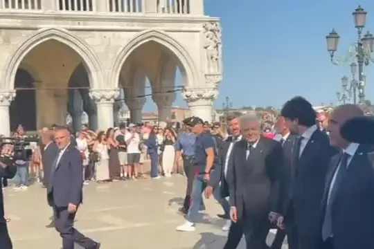 A Venezia scatta l'applauso per Mattarella in piazza San Marco