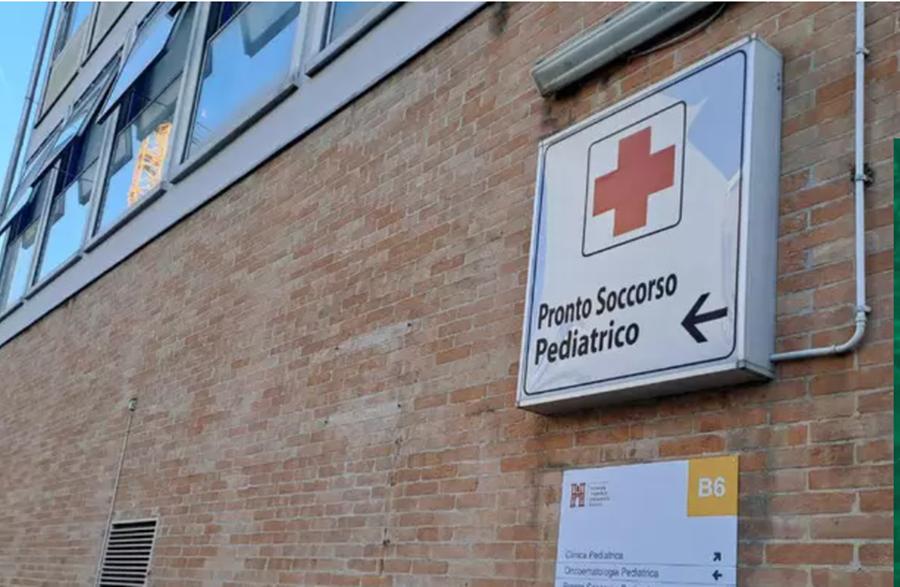 Bimbo cade dal quinto piano e urta una tettoia: è grave