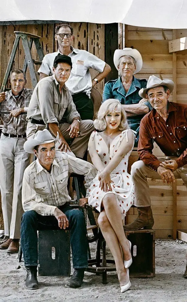 Il cast del film &quot;The Misfits - Gli Spostati&quot;, Reno, Nevada, 1960. Al centro Marilyn Monroe\r © Elliott Erwitt/Magnum Photos