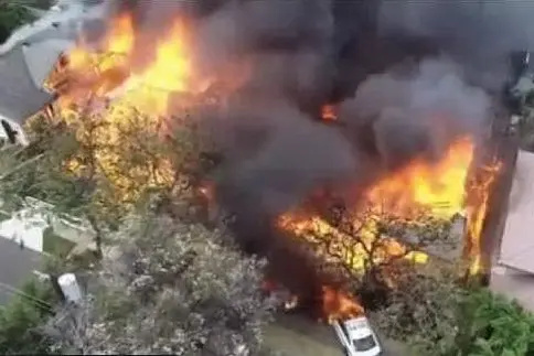 Il quartiere in fiamme visto da un drone (da Twitter)