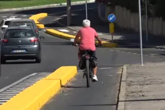 Ciclabili, a Cagliari è polemica per i nuovi cordoli: «Tolti parcheggi e ristrette le strade»