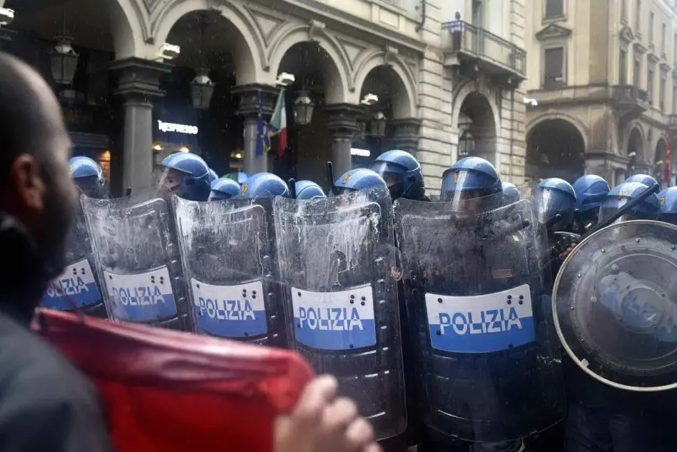 Momenti di tensione a Torino durante il passaggio del corteo per il primo maggio