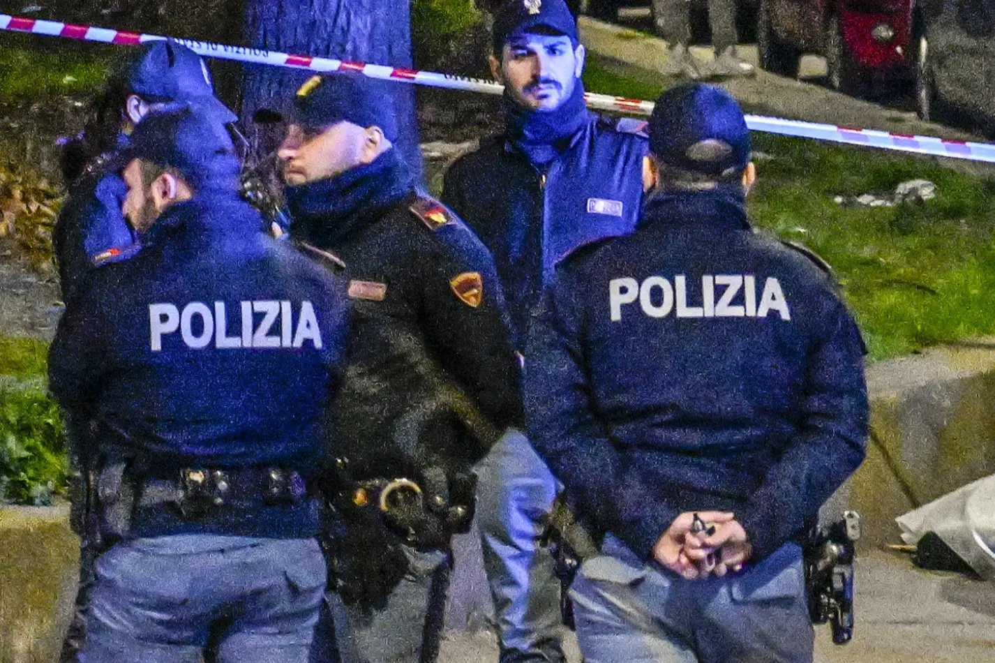 Agenti della squadra Mobile di Napoli (Ansa)