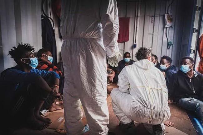 Cambio di migranti sulla nave-quarantena: via 211, arrivano i 180 della Ocean Viking