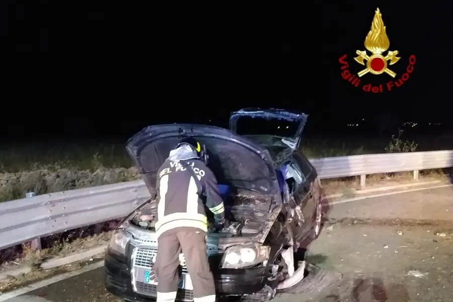 L'auto dopo l'incidente (foto vigili del fuoco)
