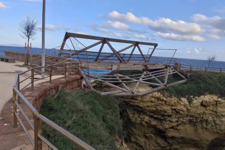 Il ponticello crollato sul lungomare di Porto Torres (foto Pala)