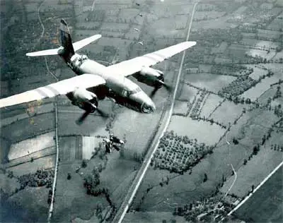 Un aereo militare americano sorvola la Sardegna durante la seconda guerra mondiale (Archivio L'Unione Sarda)