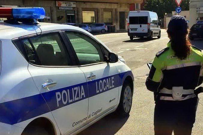 Con lo scooter finisce contro una macchina in viale Marconi, incidente a Cagliari