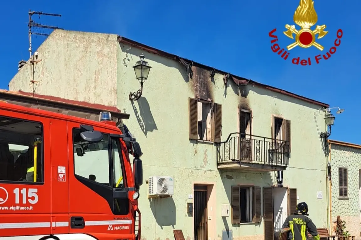 L'incendio a Erula (foto vigili del fuoco)