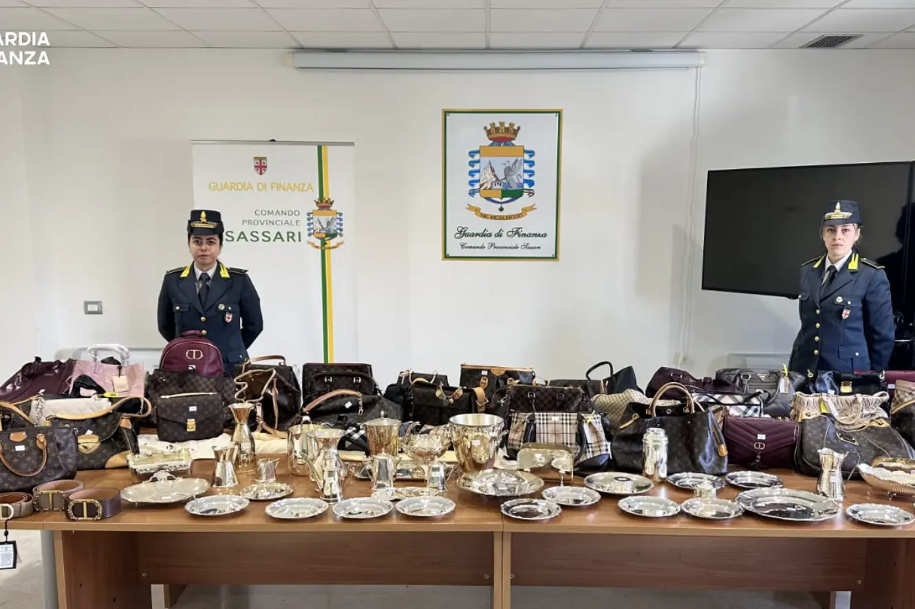 Le borse e l'argento sequestrati