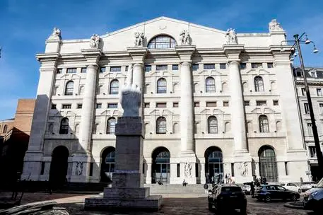 Il palazzo della Borsa a Milano (foto Ansa)