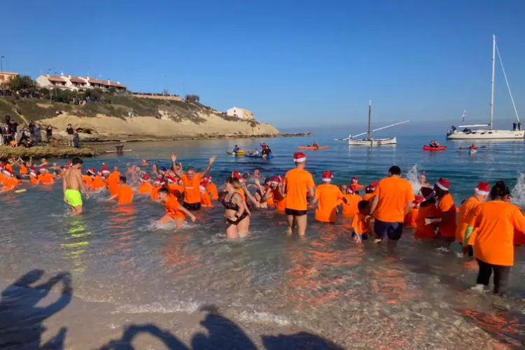 Tuffo di Capodanno a Porto Torres (foto Pala)