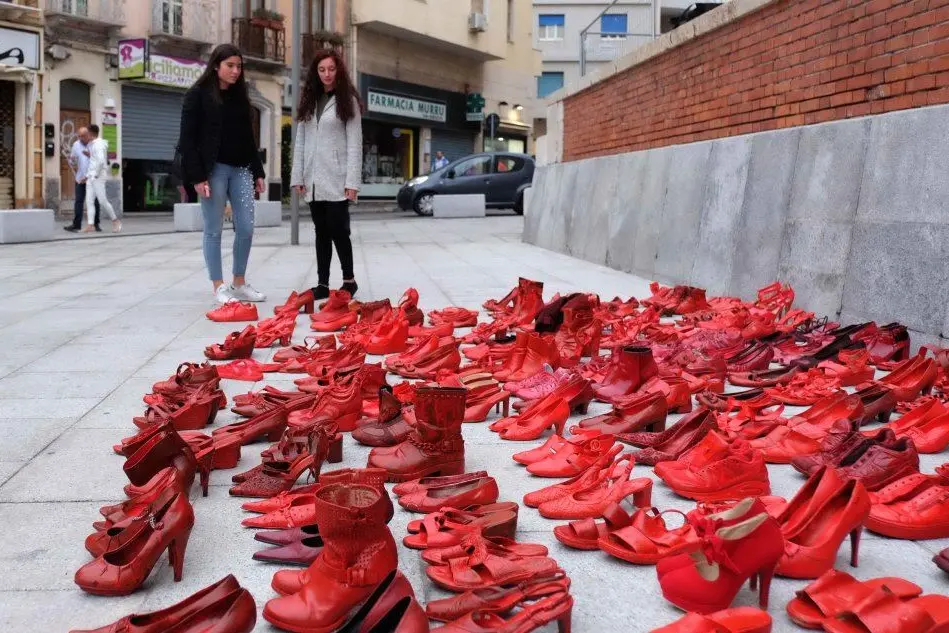 Le scarpe rosse, simbolo delle manifestazioni contro la violenza sulle donne