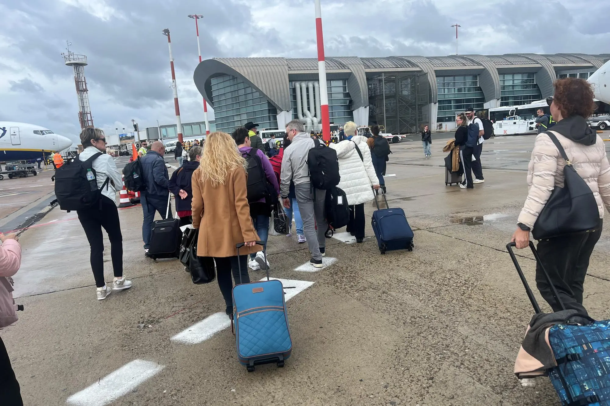 Passeggeri in arrivo a Elmas (L'Unione Sarda)