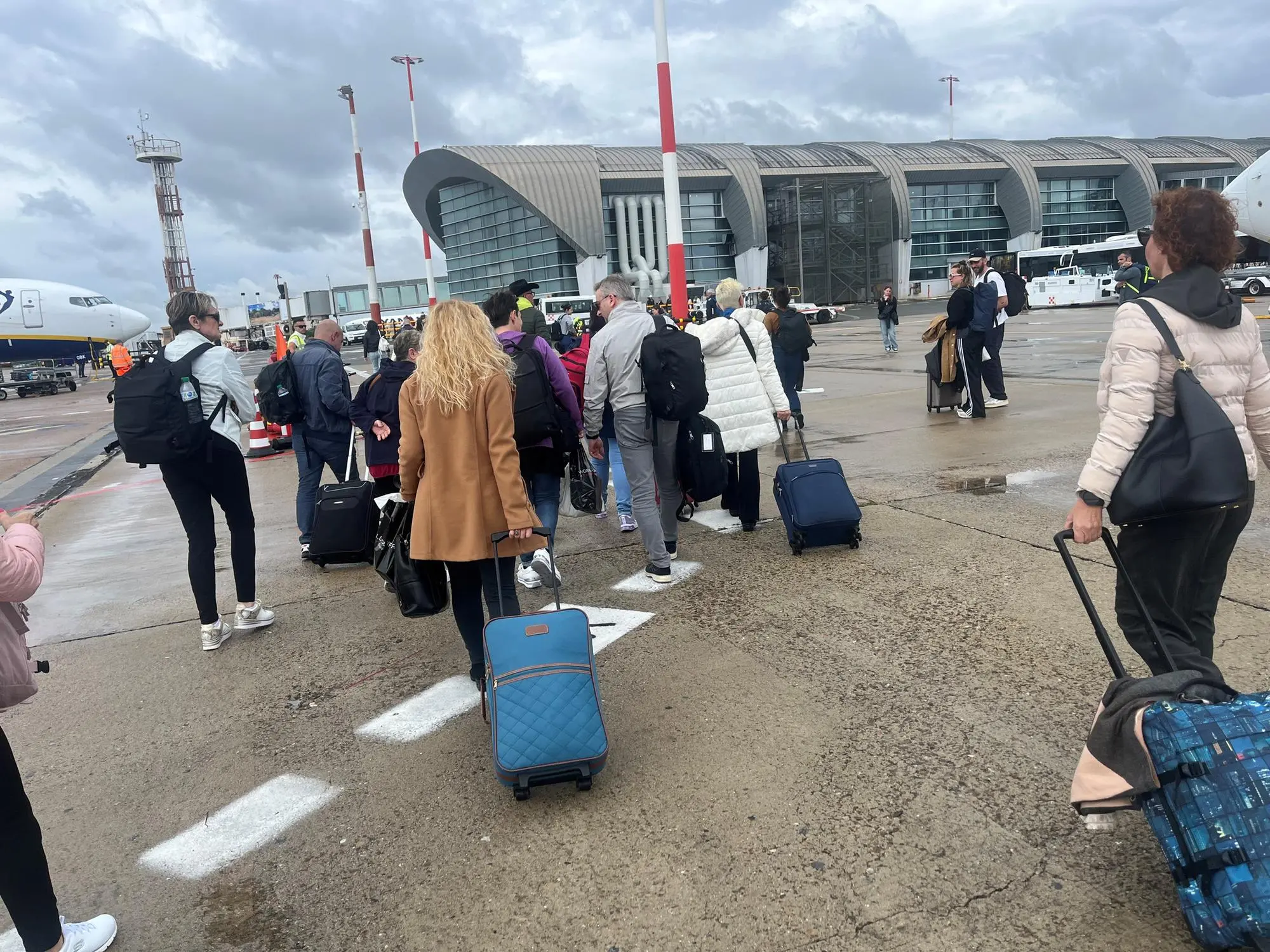 Passeggeri in arrivo a Elmas (L'Unione Sarda)