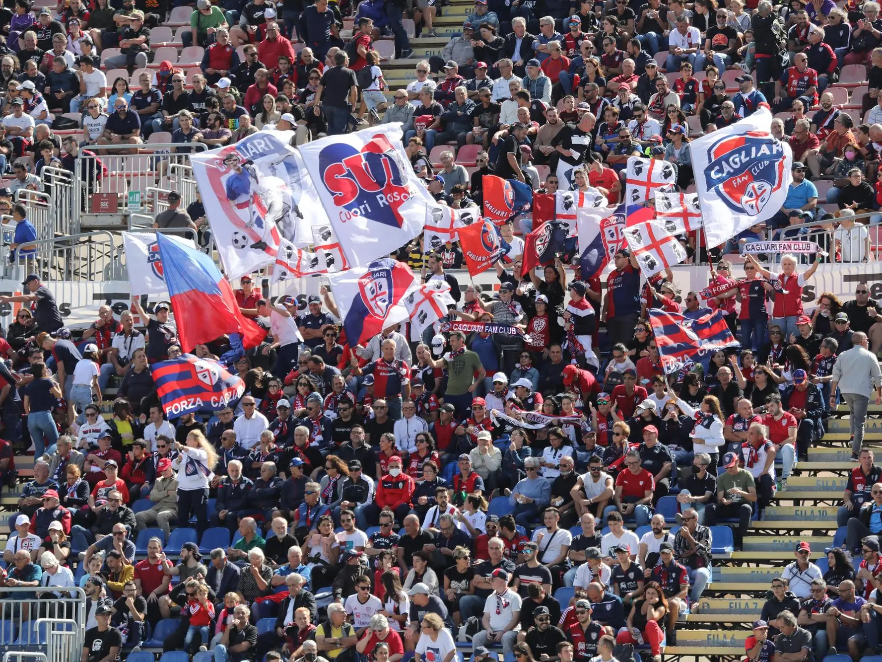 Tifosi del Cagliari all'Unipol Domus (foto Max Solinas)