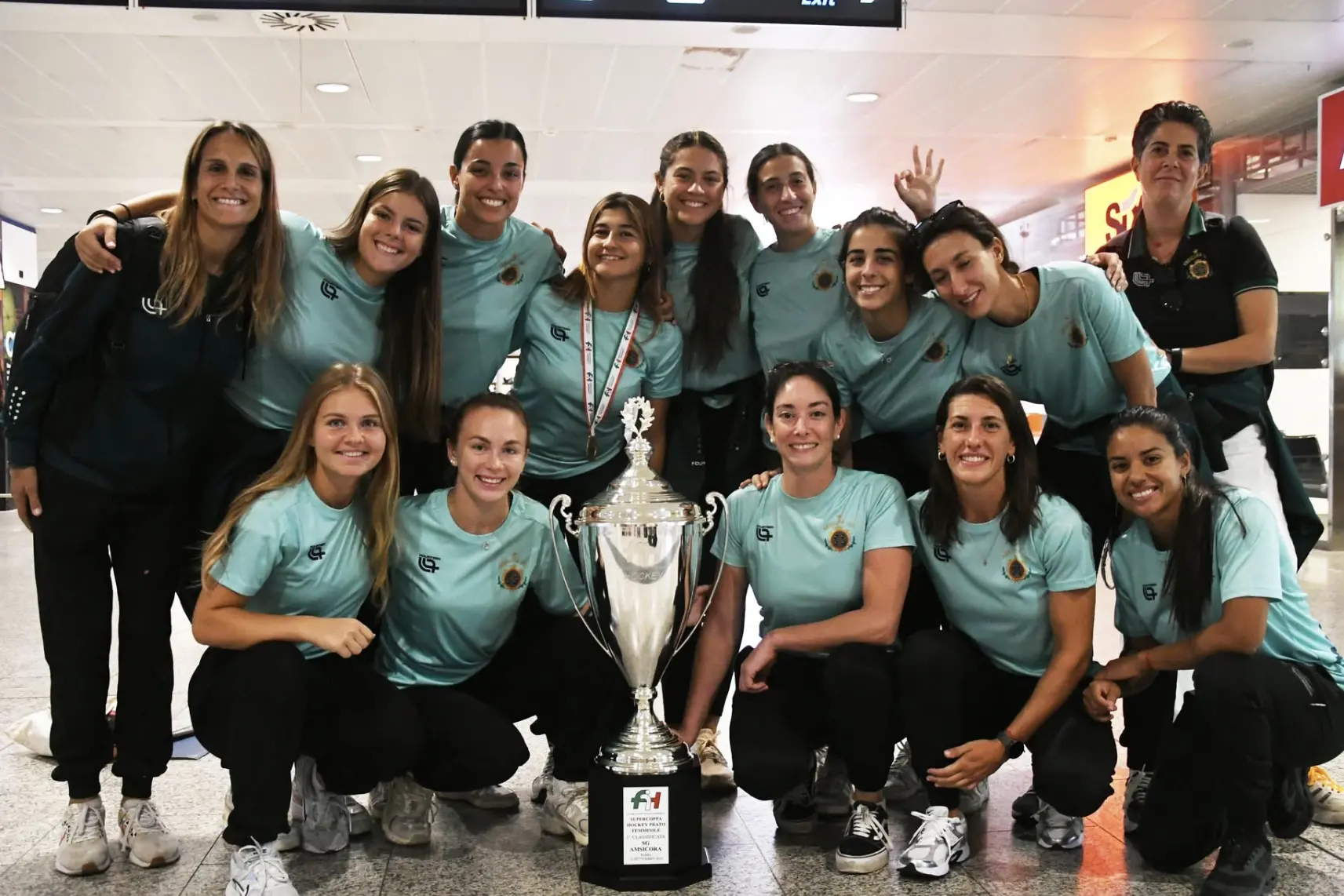 L'Amsicora vincitrice della Supercoppa al rientro da Roma (Foto Giuseppe Meloni)