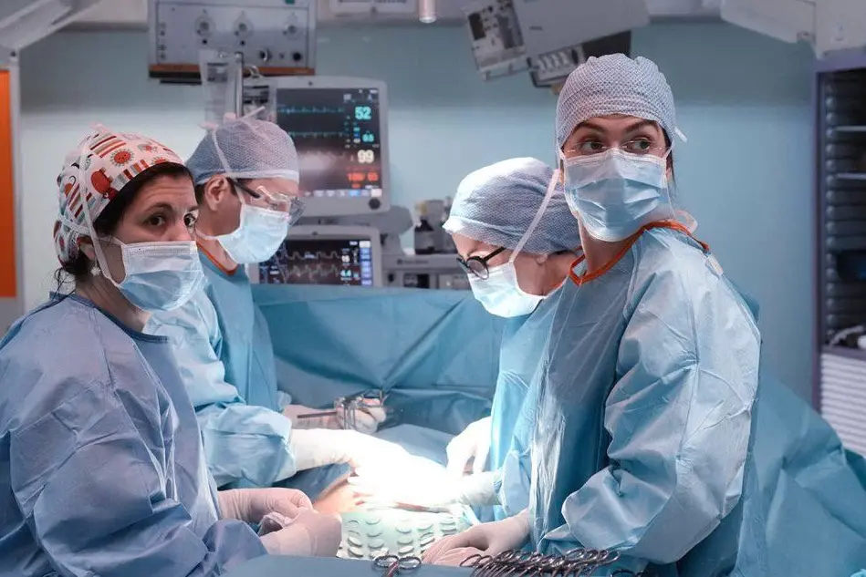 L'équipe chirurgica che ha eseguito il trapianto di rene al Brotzu (foto Carla Raggio)