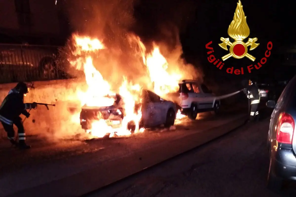 Le auto incendiate a Nuoro (foto vigili del fuoco)