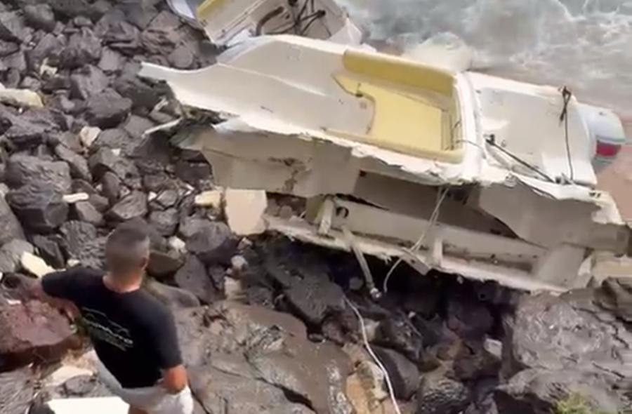 Violenta mareggiata improvvisa, gommoni distrutti sugli scogli a Cala Gonone