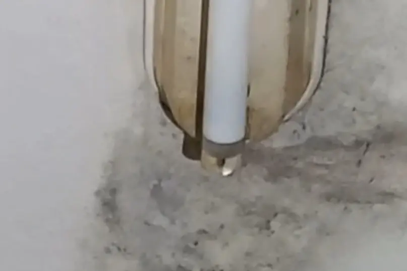 Un particolare del soffitto da cui piove in casa (foto concessa)