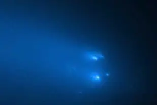 La prima immagine della cometa in frantumi immortalata da Hubble (foto Esa)