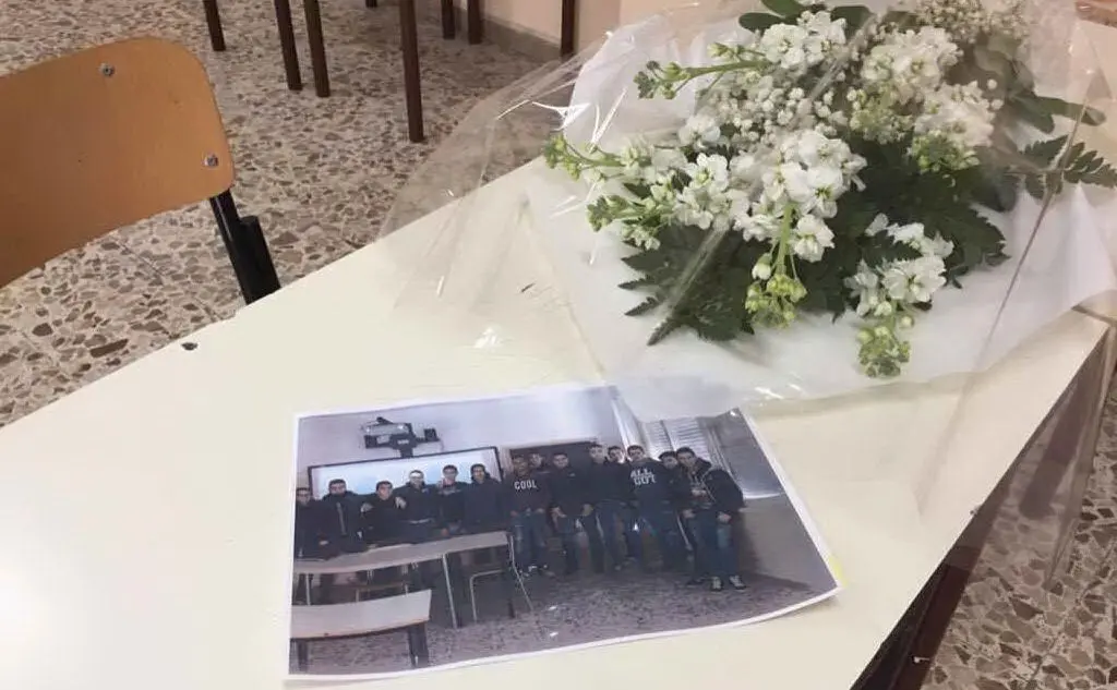 La foto dei compagni e i fiori sul banco del 14enne