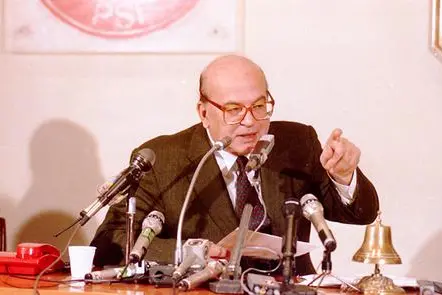 Bettino Craxi, il politico più importante coinvolto, che per sfuggire alla giustizia se ne andrà ad Hammamet