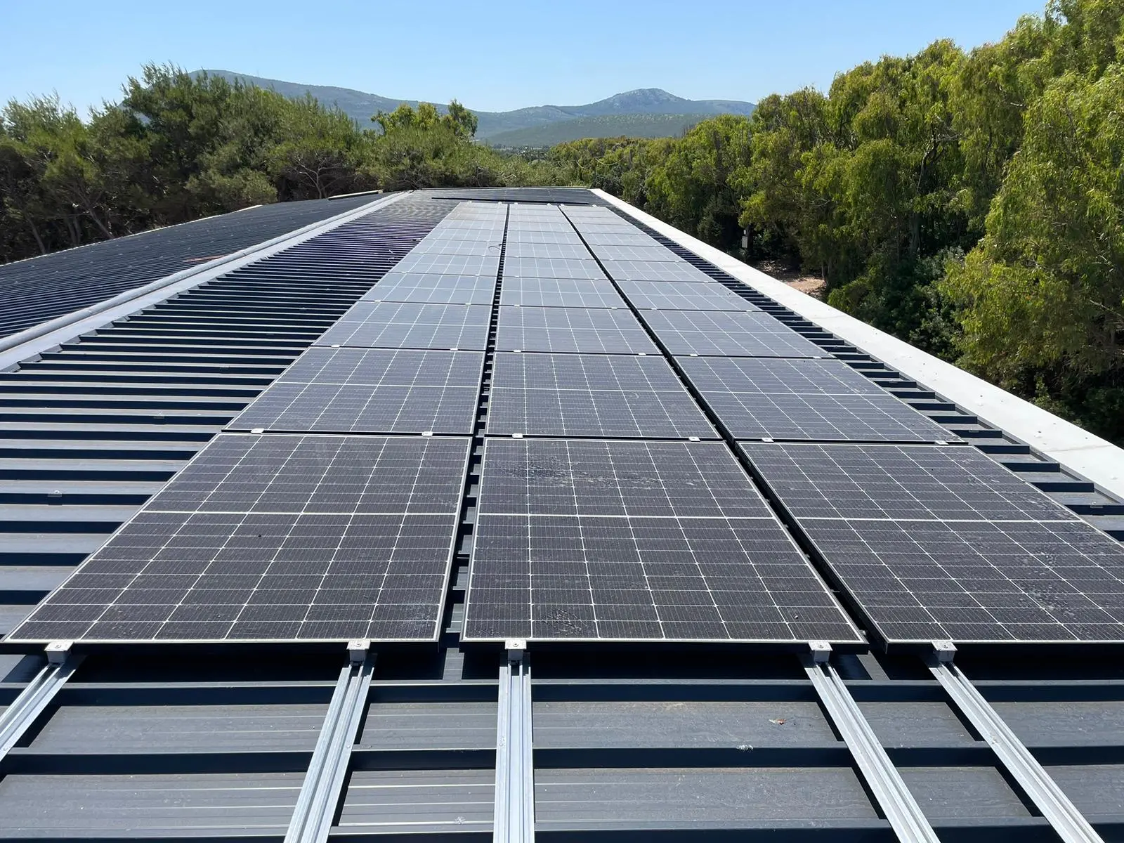 Pannelli fotovoltaici sul tetto dell' ex carcere di Porticciolo (foto Spano)