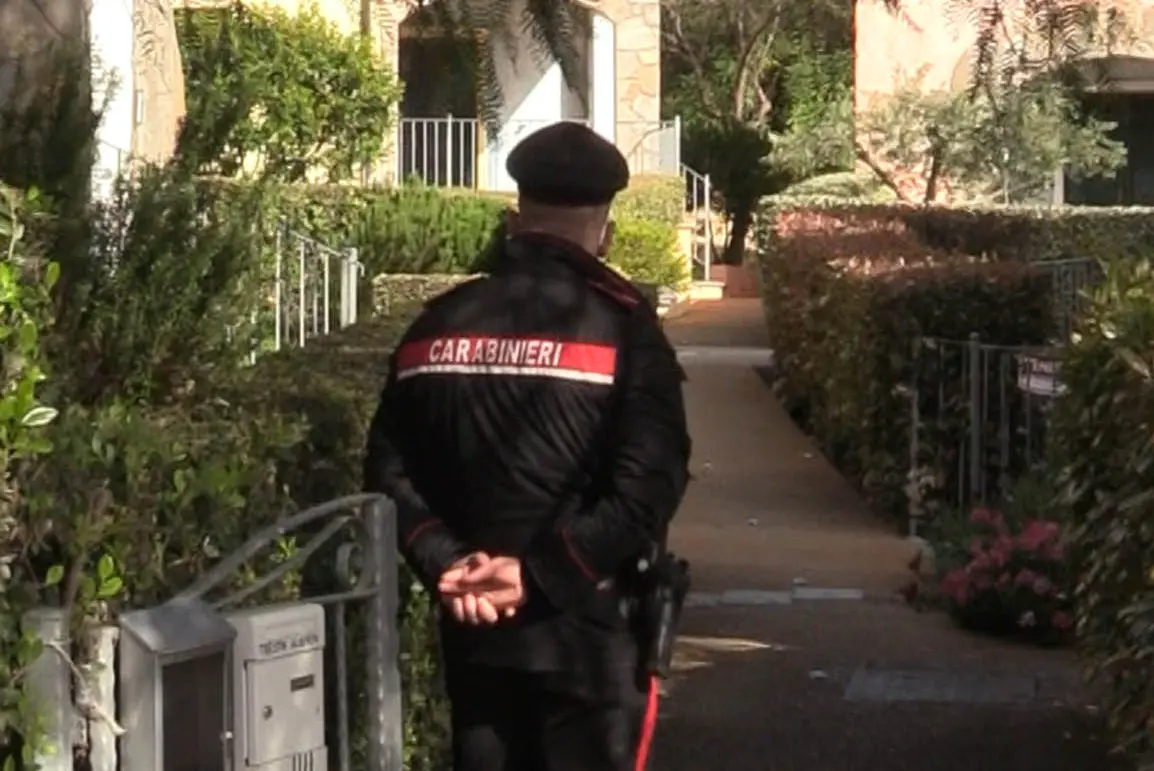 I carabinieri sul posto (foto L'Unione Sarda - Calvi)