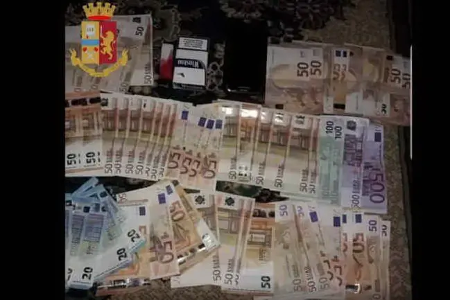 Parte del denaro squestrato (foto polizia)