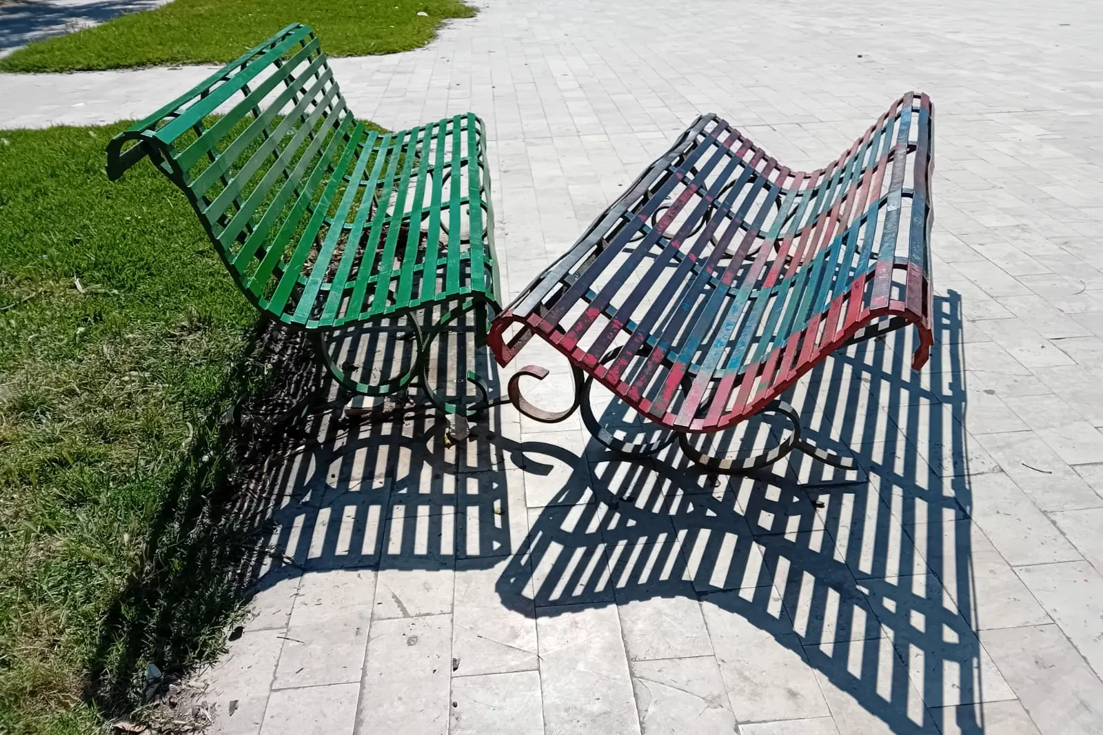 Le panchine spostate nella piazzetta (foto Daga)