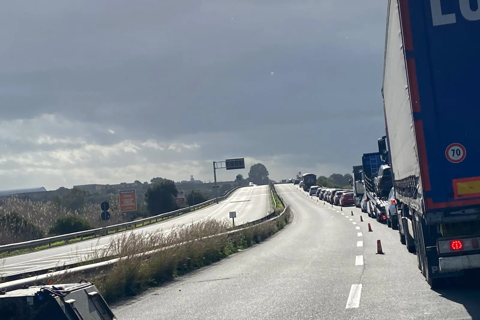 Le auto in coda (foto L'Unione Sarda)