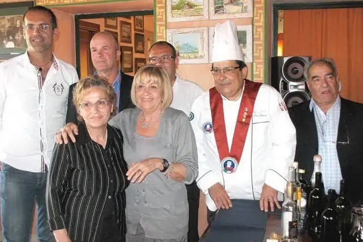 Lo chef Mario Amati e alla sua sinistra Anna Moroni